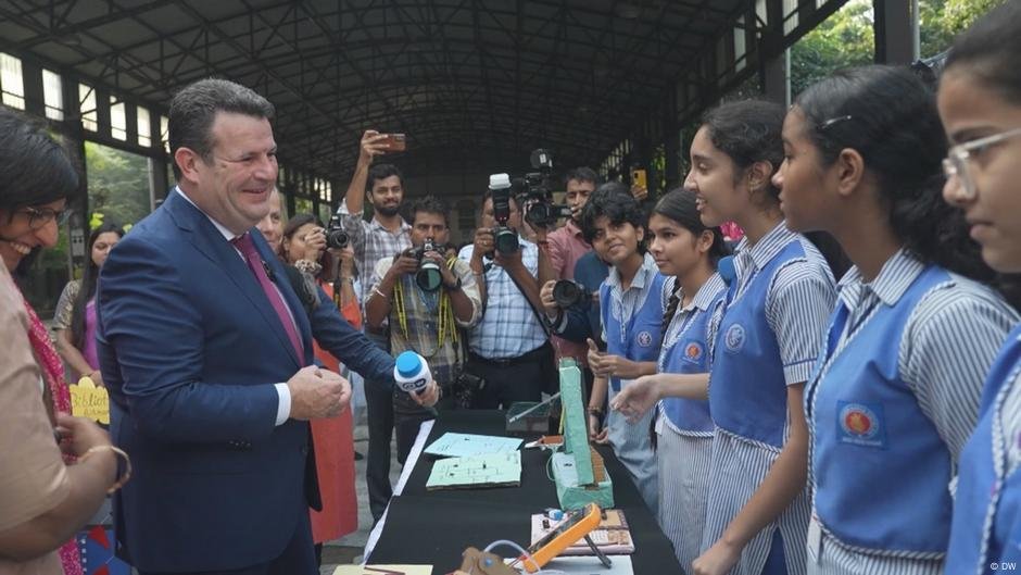 German Labor Minister Hubertus Heil (left) met with students in Delhi earlier this year | Photo: DW