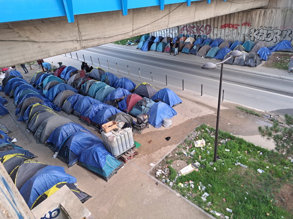 Les tentes s'accumulent dans le campement des migrants mineurs isolés à Ivry-sur-Seine, le 24 octobre 2022. Crédit : InfoMigrants