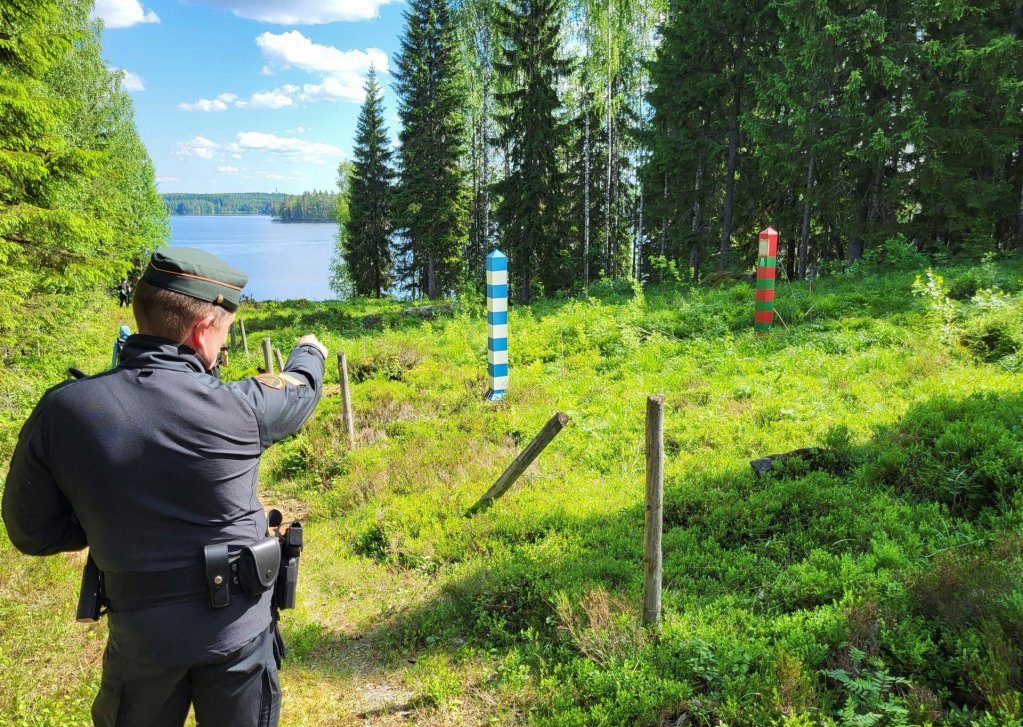 Un agent près de la frontière entre la Finlande et la Russie, le 11 juin 2024. Crédit : Reuters