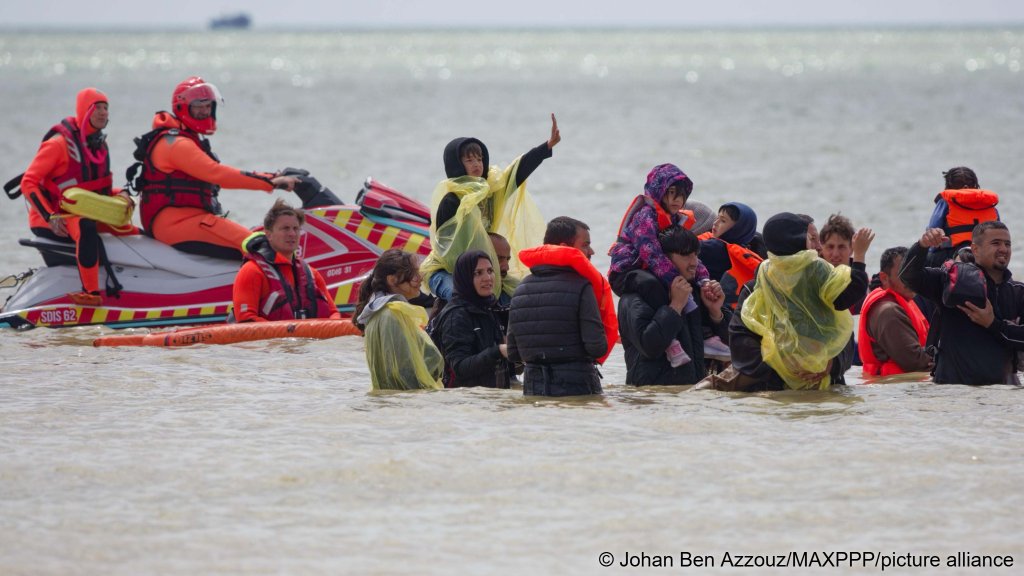 File photo: Migrants set off with young children in a small boat from Dannes Beach in northern France on June 15, 2026 | Photo: Johan Ben Azzouz / MaxPPP/ picture alliance