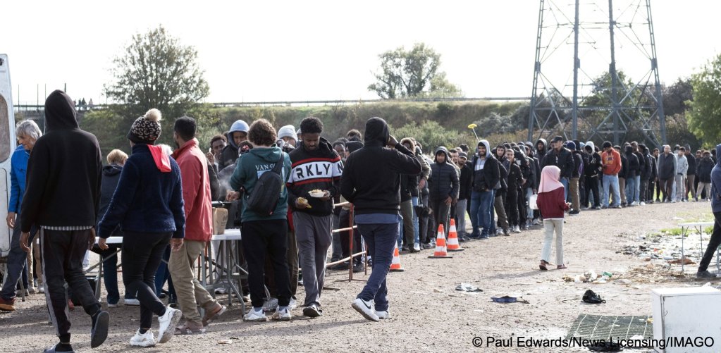 Thousands of migrnats camp out around Calais and Dunkirk in the hope of crossing the Channel on smugglers' boats | Photo: Paul Edwards/News Licensing/IMAGO