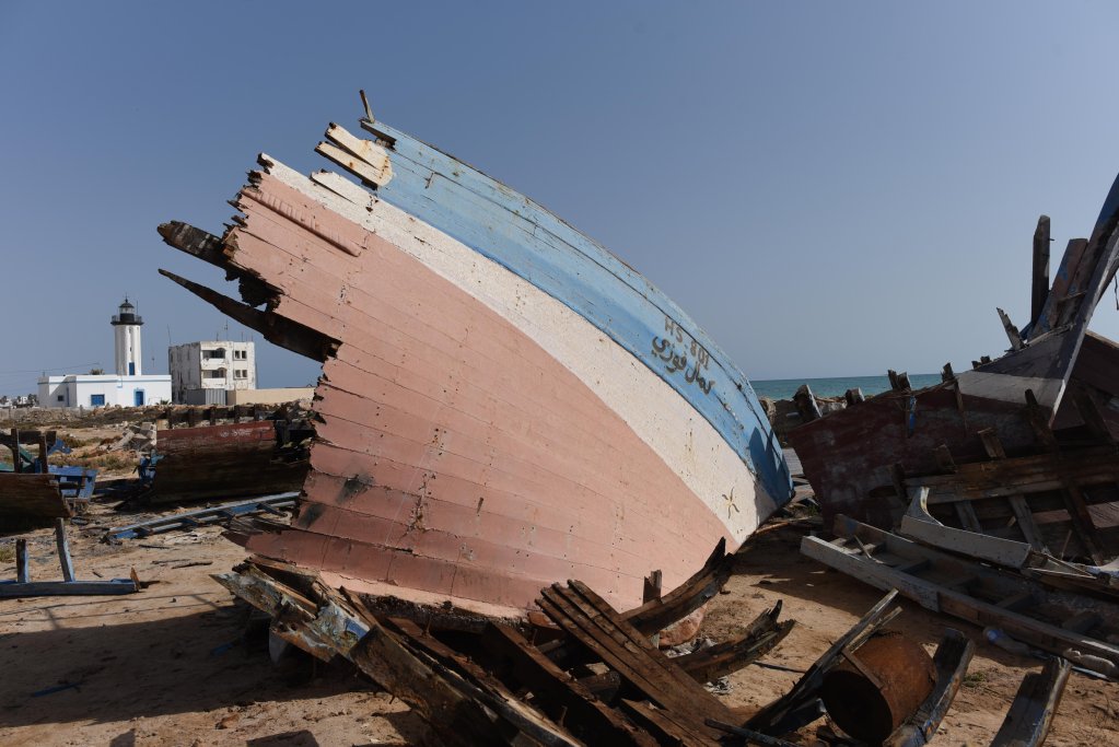 Les embarcations clandestines interceptées par la garde maritime tunisienne sont coupées en deux pour empêcher leur réutilisation. Quelques carcasses pourrissent ainsi à proximité du port de Zarzis. Crédit : Mehdi Chebil