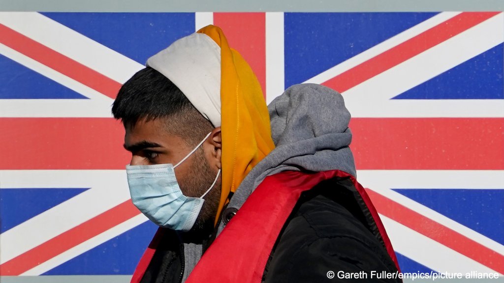 A man rescued in the English Channel arrives in Dover, England, on November 3, 2021 | Photo: Gareth Fuller/empics/picture-alliance