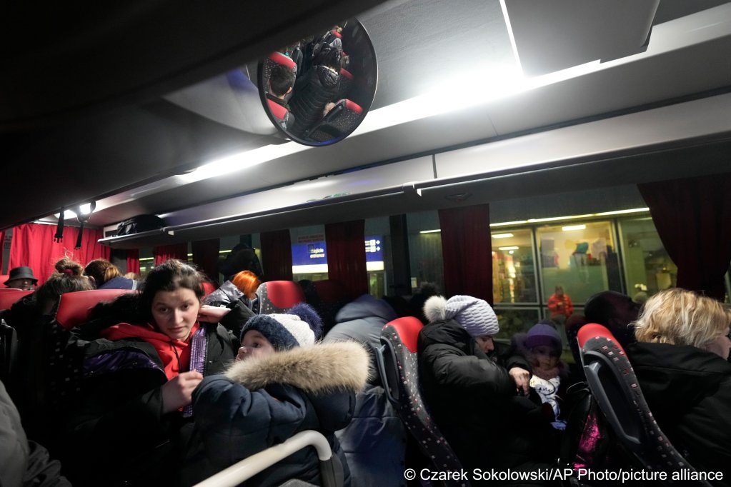From file: Ukrainian refugees get on a transfer bus at the Warsaw Centralna train station, in Poland, March 16, 2022 | Photo: Czarek Sokolowski / AP Photo / picture alliance