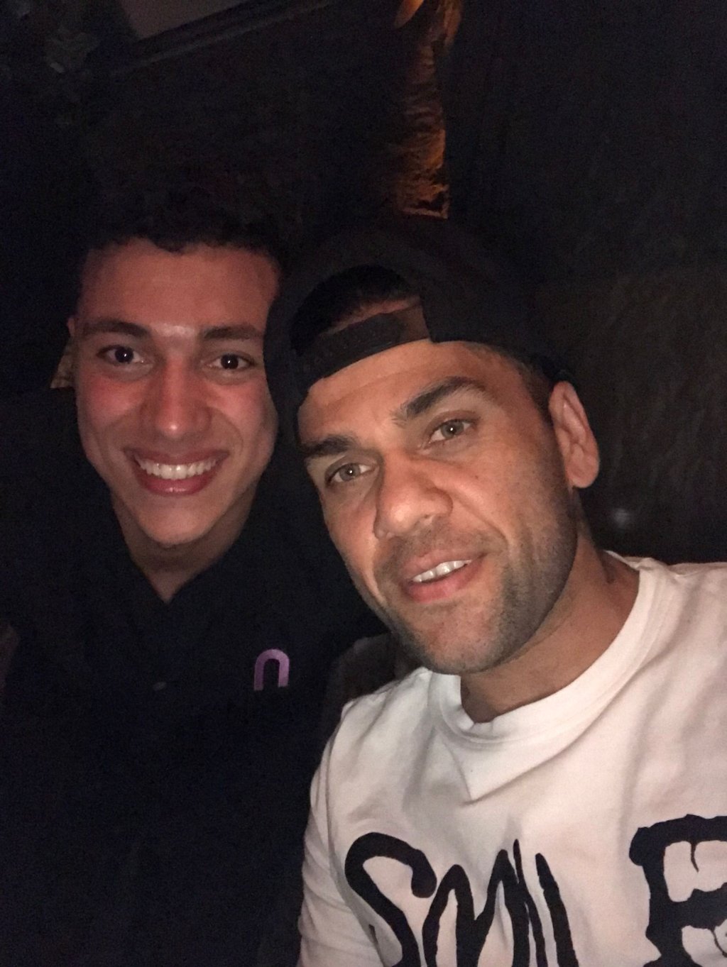 عبد الرحيم رفقة لاعب كرة القدم الدولي البرازيلي Dani Alves (حقوق الصورة: مهاجر نيوز خاص)
