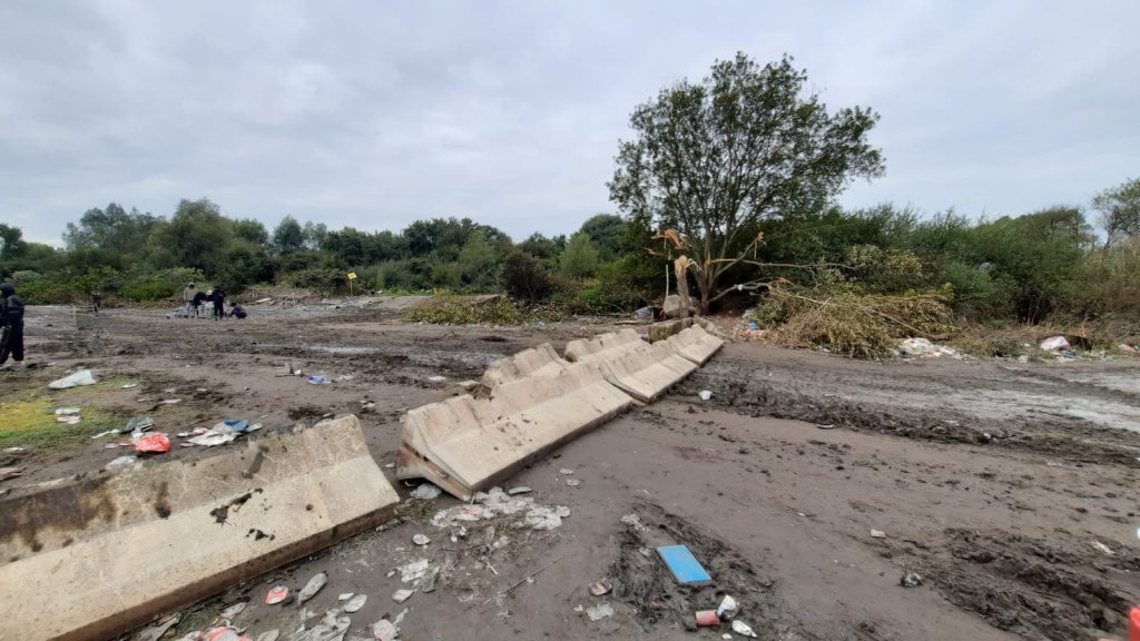 Human Rights Observers dénombre huit barrières de ciment au milieu de l'emplacement du campement de Loon-Plage, évacué le 4 puis le 5 octobre. Crédits : Olivier Schittek