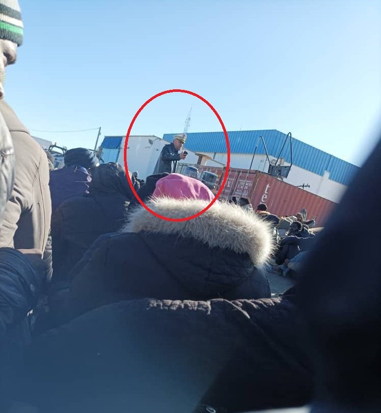 A member of the Tunisian national guard at the port of Sfax, moments before sending this group of migrants intercepted at sea to the Algerian border. | Photo: Private