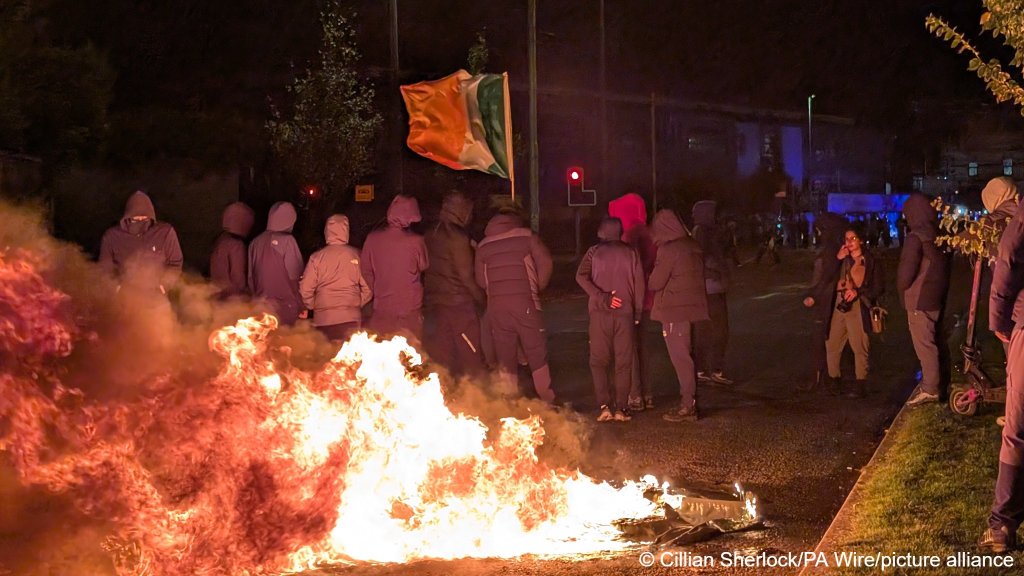Des manifestants près d'un hôtel pour réfugiés dans l'ouest de Dublin, le 21 octobre 2025. Crédit : Picture alliance