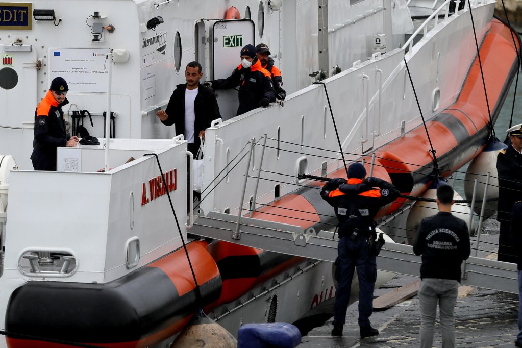 File photo: An Italian coast guard patrol boat brings 12 migrants sent to Albania in October back to Italy following a court order to do so | Photo: Donato Fasano / ANSA