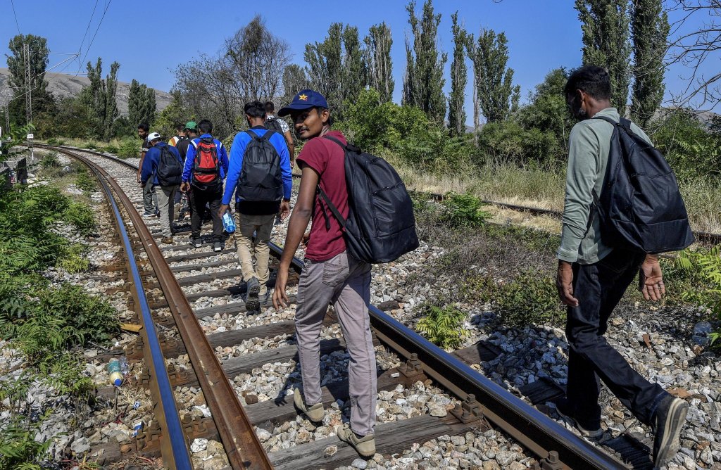 File photo used as illustration: The first cases of diphtheria noted in 2022 were among those who had traveled through the Balkan route | Photo: Georgi Licovski / EPA