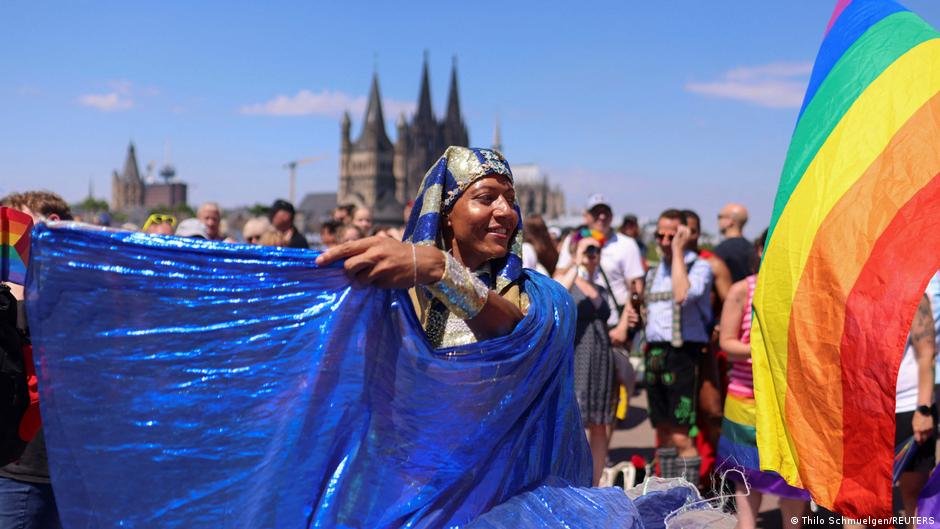 Anna and Alexandra say freely celebrating CSD was a first for them and tell DW they can't imagine returning to Odesa | Photo: Thilo Schmuelgen/Reuters