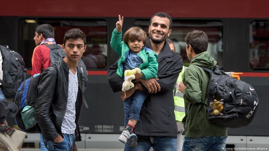 En 2015, des milliers de migrants majoritairement syriens sont arrivés en Allemagne. Crédit : Joerg Koch/AA/picture alliance