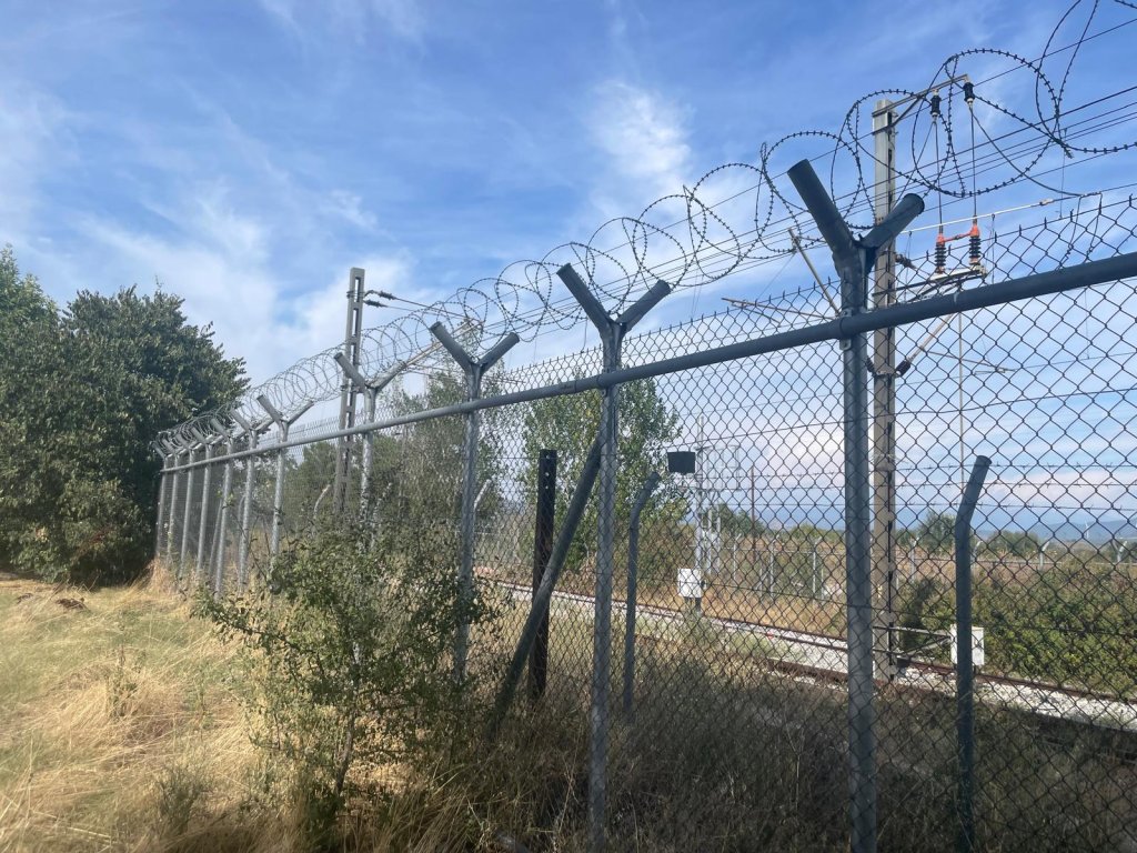 Barbed wire protects the railway tracks between Idomeni and the Macedonian border | Photo: InfoMigrants
