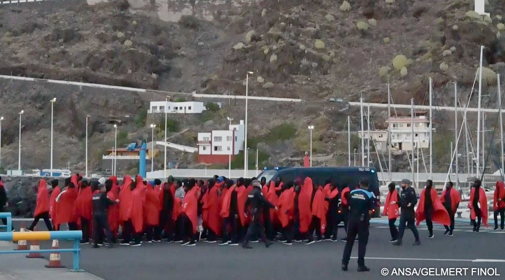 Nearly 1,600 people have arrived on El Hierro by sea in just over a week, with more than 20 vessels reaching the island since 19 October | Photo: ANSA/GELMERT FINOL.
