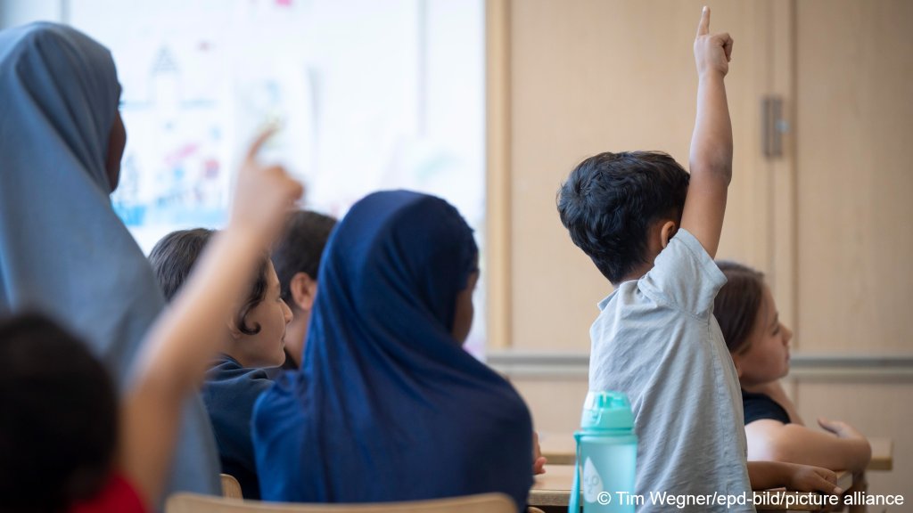 File photo used as illustration: Migrant and refugee children often lag behind when they start school in their new host countries, but can quickly catch up given the right circumstances | Photo: Tim Wegner/epd-Bild/picture-alliance