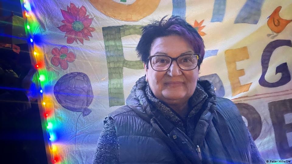 Christa Kurtidis has lived in Eitorf all her life and has joined the group 'Grannies against the far right'. | Photo: Peter Hille/DW