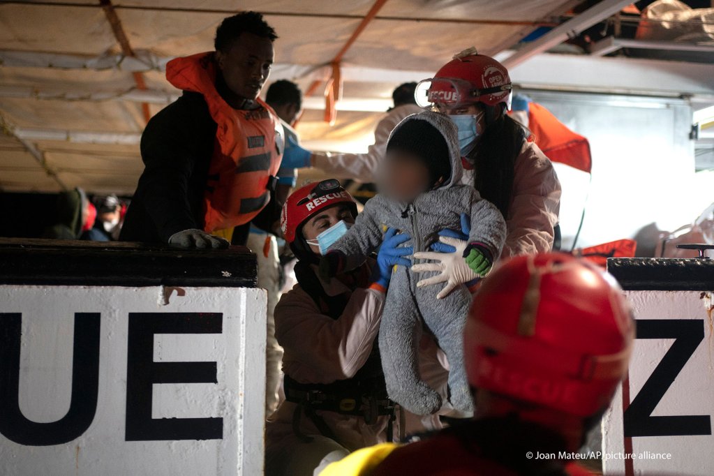 A baby was among those rescued by aid workers of the Spanish NGO Open Arms on Thursday, 31 December 2020 | Photo: picture-alliance/Joan Matteu