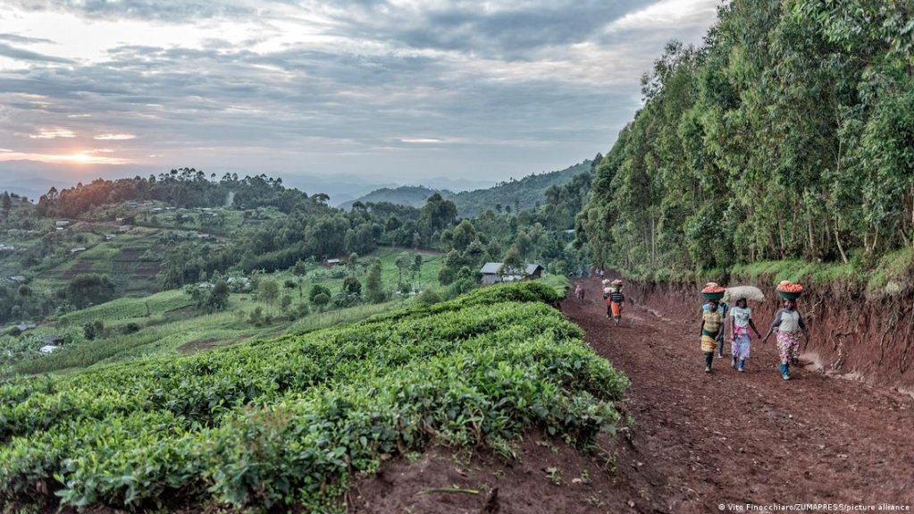 Although Rwanda has made great strides in its economic development, nearly 50% of its population live under the poverty line | Photo: Vito Finocchiaro/ZUMAPRESS/picture alliance