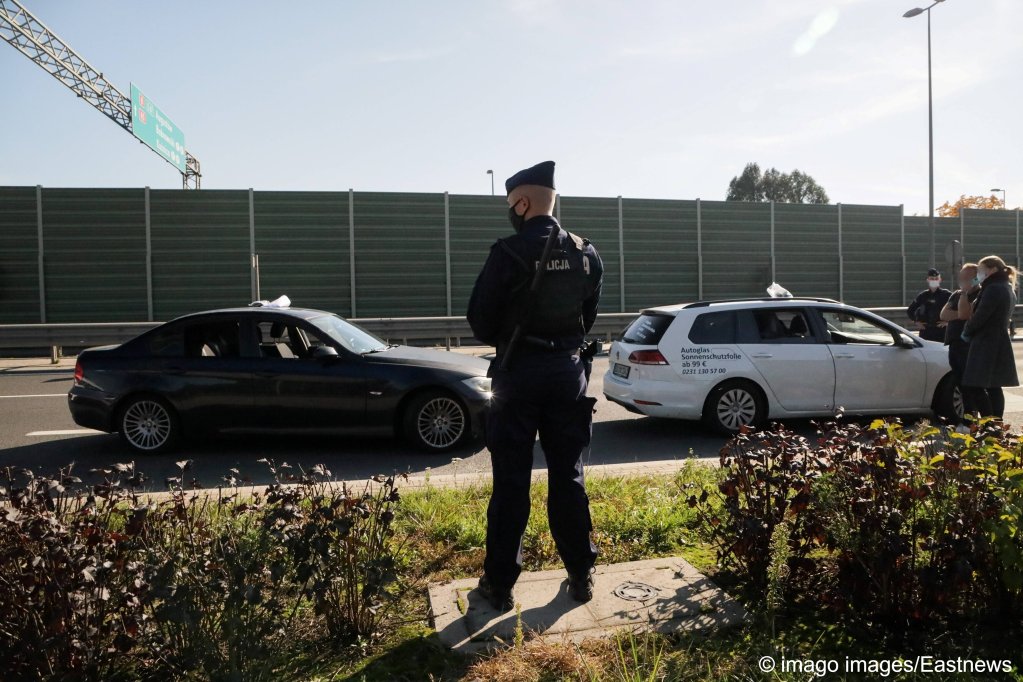 قبضت الشرطة على ثلاث سيارات تحمل لوحات ألمانية كانت تقل طالبي لجوء بالقرب من مدينة بياليستوك بشرق بولندا خارج المنطقة التي تغطيها حالة الطوارئ في 3 أكتوبر.