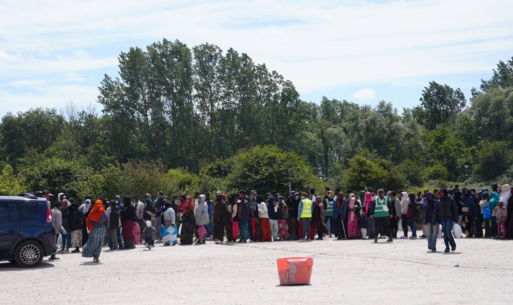 Des migrants attendent de recevoir les aides des associations, à Loon-Plage, 10 juin 2026. Crédit : Hafiz Miakhel/InfoMigrants