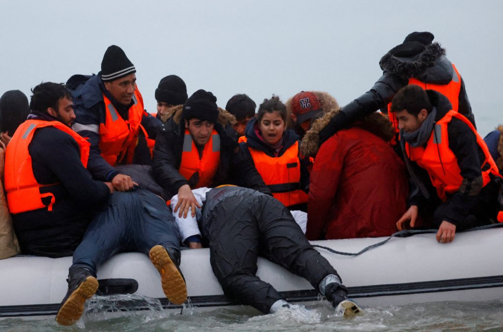 مهاجرون يصعدون على متن قارب قابل للنفخ أثناء مغادرتهم ساحل شمال فرنسا لعبور القناة الإنجليزية. الصورة: رويترز