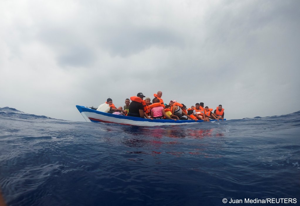 Migrants on a wooden boat near the island of Lampedusa, in the Mediterranean Sea, on September 1, 2021 | Photo: Juan Medina/REUTERS