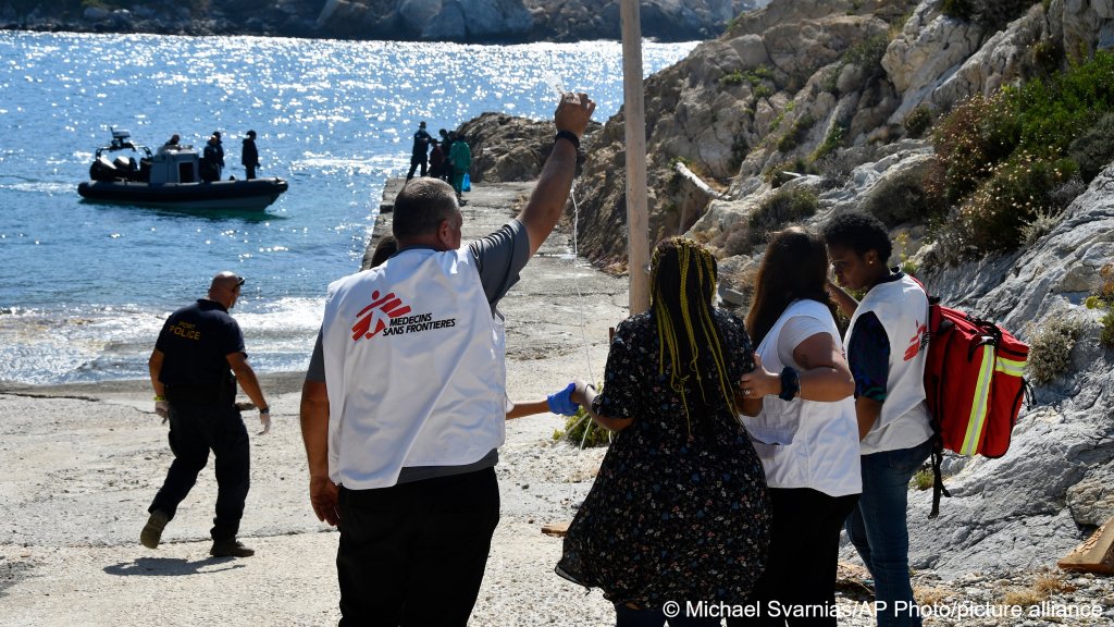 Members of Doctors Without Borders help a pregnant woman who survived after a boat carrying migrants ran into trouble off the coast of the eastern Aegean Sea island of Samos, Greece, on Monday, Sept. 23, 2024 | Photo: AP Photo/Michael Svarnias