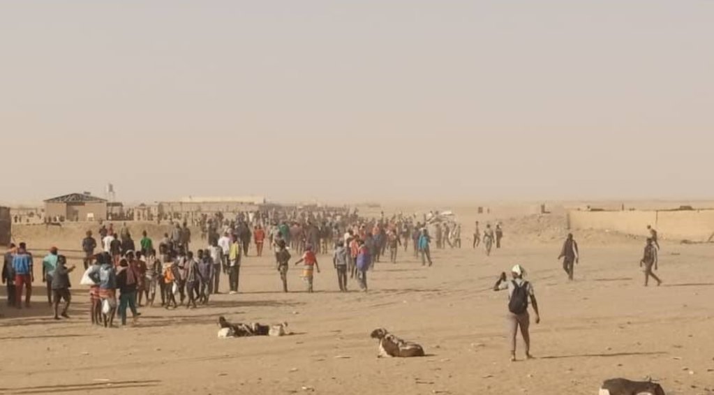 Une arrivée de migrants à Assamaka, au Niger, après leur expulsion d'Algérie. Crédit : Alarme phone Sahara