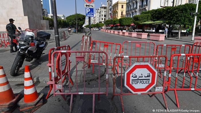 من المرجح أيضًا أن تدفع الأزمة الدستورية في تونس المزيد من السكان المحليين إلى المغادرة
