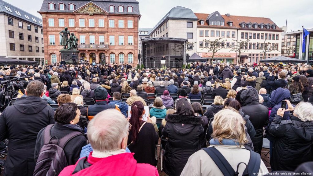 Around 500 people attended a ceremony in the market square in Hanau, though a planned memorial to the victims will likely be placed in a less central part of town | Photo: Frank Rumpenhorst/dpa/picture alliance