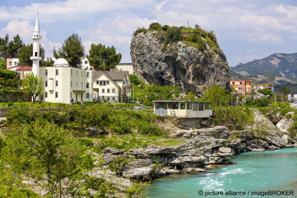 From file: A view of the town of Permet above the river Vjosa in Albania, not far from where the accident took place | Photo:Arnulf Hettrich/ picture alliance / imageBROKER