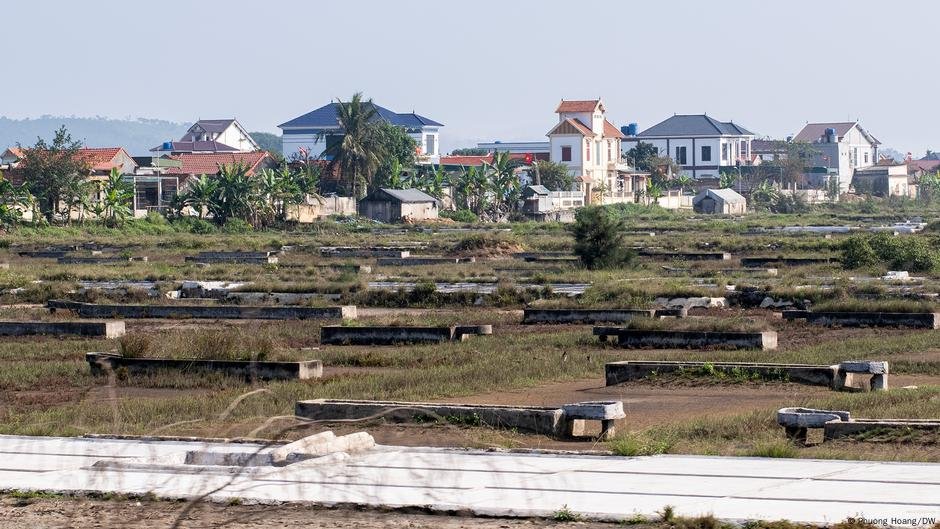 Vietnam currently boasts many municipalities with villas of the nouveau rich imitating European architecture with pillars and tympanums | Photo: Phuong Hoang/DW