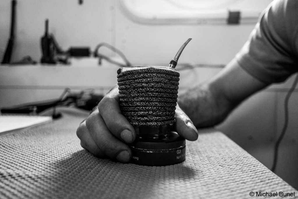 Astoun is rarely without a glass of maté and his box of snuff. Syrians are the biggest consumers of maté outside of Latin America, while snuff is popular with men working in the merchant navy in Scandinavian countries. January 8, 2023 | Photo: Michael Bunel