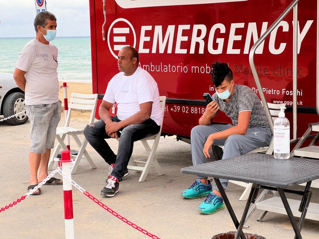 Migrant workers wait outside the mobile clinic in Marina di Acate waiting to see the medical staff | Photo: Arafatul Islam / InfoMigrants