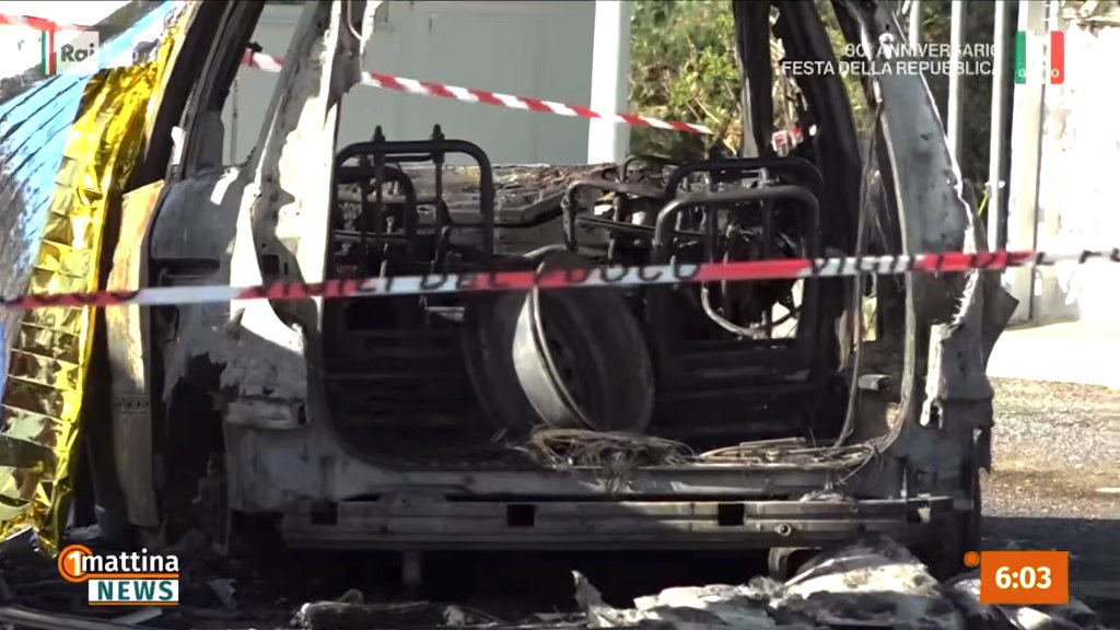 Investigator have removed the burnt-our vehicle from the crime scene to collect further evidence | Screenshot: RAI