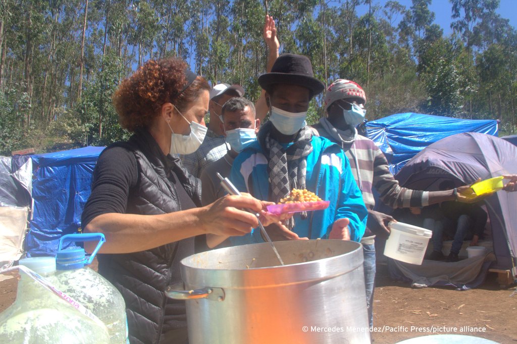 Volunteers provide food for migrants living at a protest camp on Tenerife | Photo: Mercedes Menendez/Pacific Press/picture alliance 