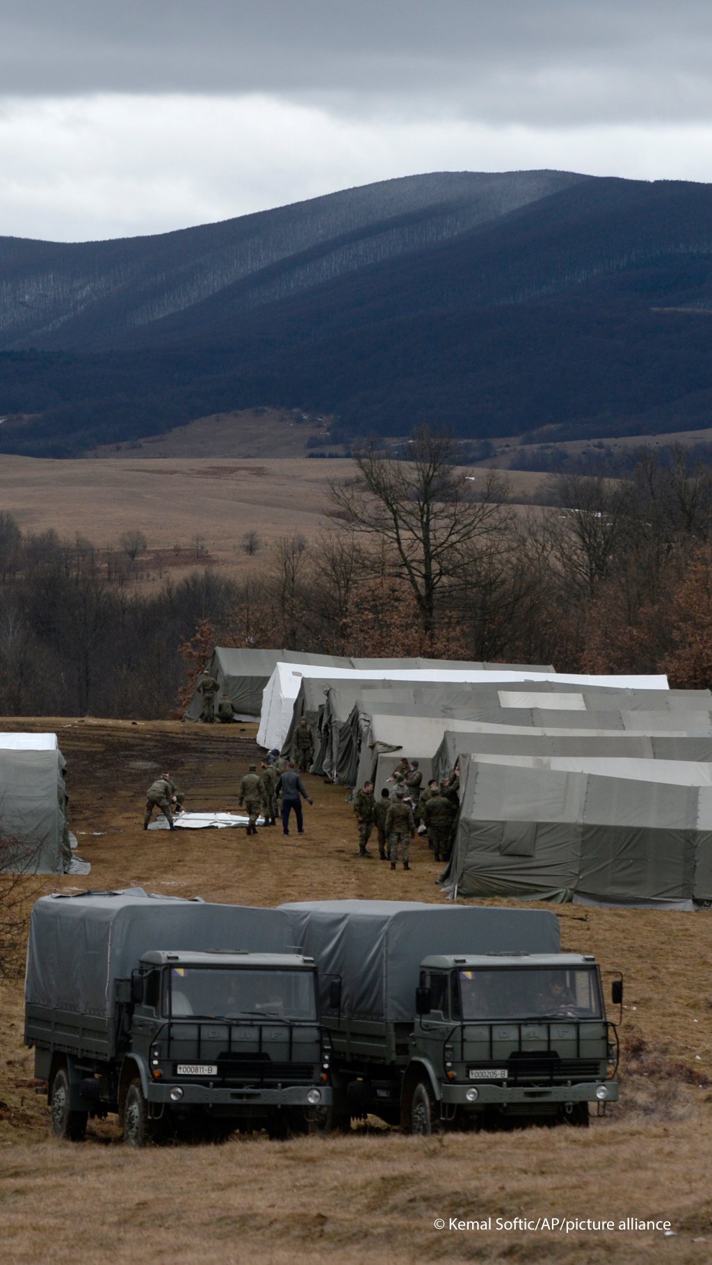 The Bosnian army on January 1, 2021 started to set up tents near the devastated camp in Lipa to provide temporary accommodation to the hundreds of migrants who have been left without shelter | Photo: Picture alliance/dpa/AP/Kemal Softic