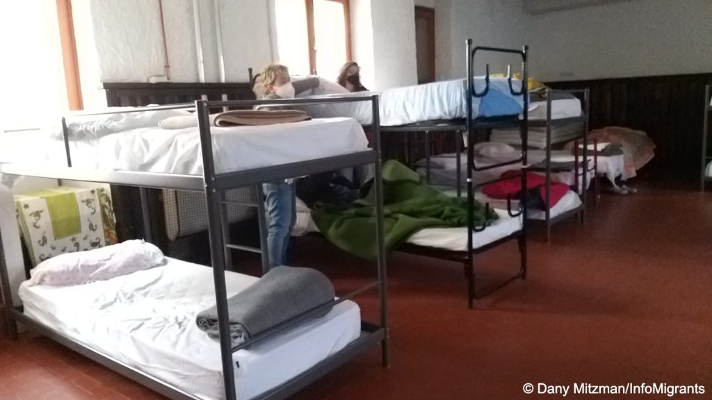 Beds at the refuge in Italy. Some migrants stay a day or two to prepare for the next stage of their journey | Photo: Dany Mitzman / InfoMigrants