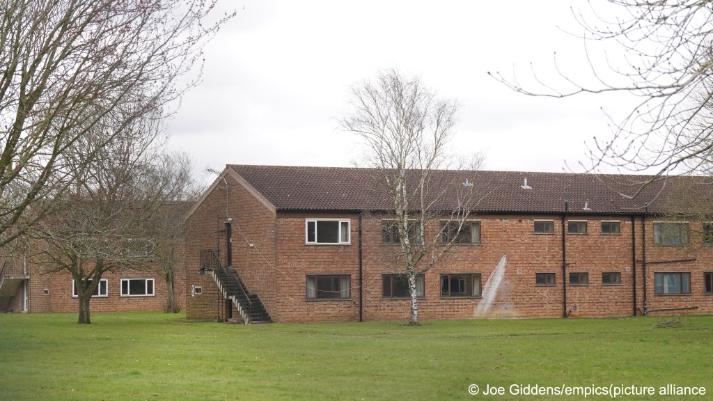 The government says housing migrants and asylum seekers in former military barracks would be much cheaper than spending on hotel accommodation | Photo:Joe Giddens/empics /picture alliance