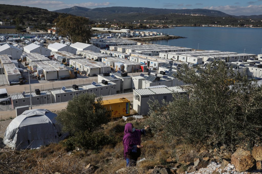 Une femme cueille des olives dans le camp de Mavrovouni, à Lesbos, le 25 novembre 2021. Crédit : Reuters