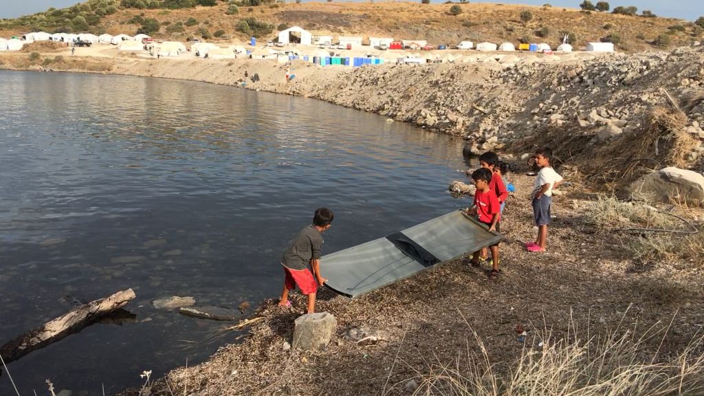 وصلت خديجة مع عائلتها إلى جزر اليونان، حيث أمضت نحو 6 أشهر. المكان مخيم كاراتيبي الجديد على جزيرة ليسبوس. تصوير:مرام سالم. 
