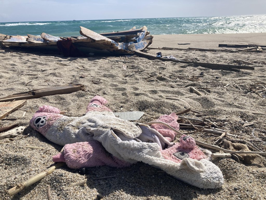 Clothes, a life vest and pieces of wood washed up on the beach, three days after a boat of migrants sank off Italy's southern Calabria | Photo: ANSA / CARMELO IMBESI
