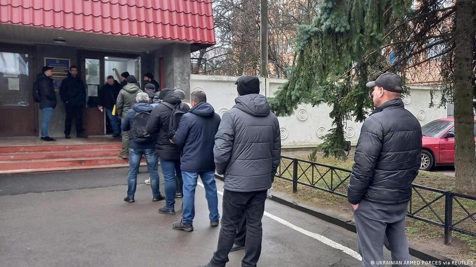 Des volontaires pour rejoindre les forces armées ukrainienne font la queue pour s’inscrire | Photo : Forces armées ukrainiennes via Reuters