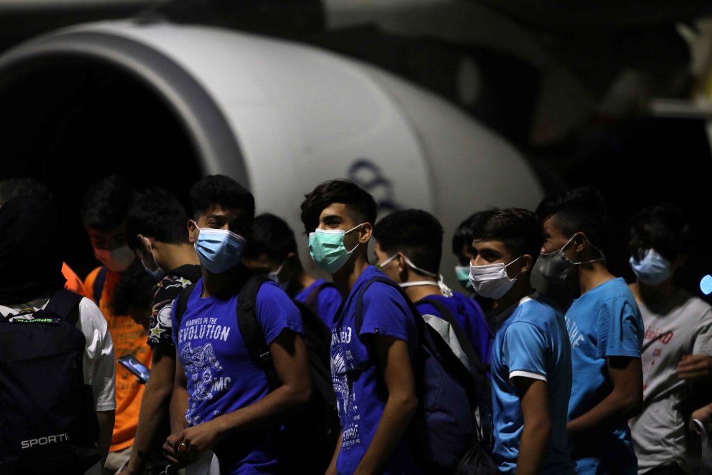 Unaccompanied refugee minors wait to board a plane to the mainland following a fire at the Moria camp for refugees and migrants on the island of Lesbos, Greece, September 9, 2020 | Photo: Reuters