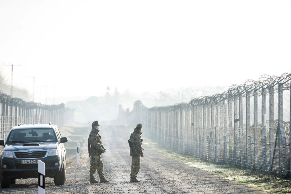 Hungarian soldiers patrol along the border between Serbia and Hungary on November 18, 2020 | Photo: EPA/Tibor Rosta