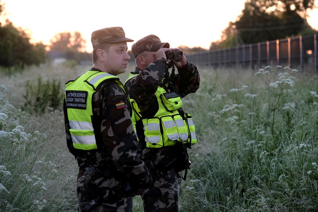 عناصر من حرس الحدود الليتواني يستخدمان مناظير حرارية لمراقبة الحدود مع بيلاروسيا، بالقرب من أدوتسيكيس في ليتوانيا، 15 حزيران\يونيو 2021. رويترز