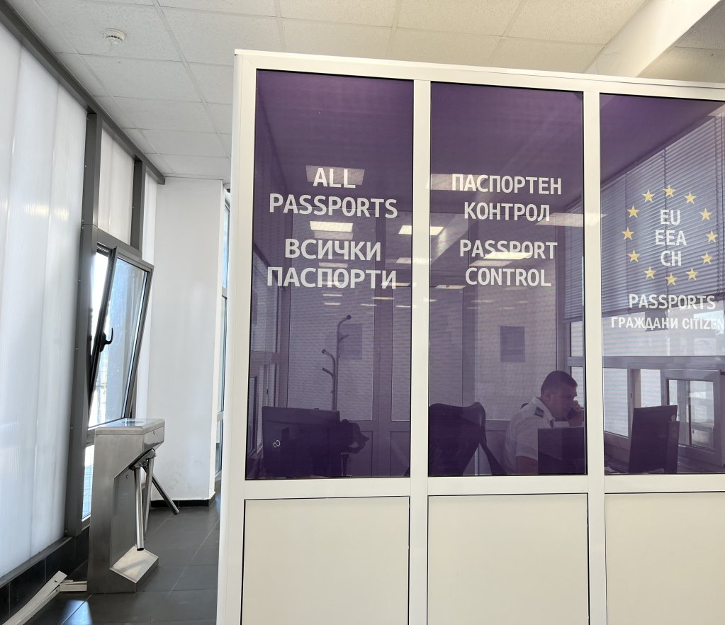 Passport control at the Kapitan Andreevo border checkpoint. June 21, 2023. | Photo: Sou-Jie van Brunnersum/InfoMigrants