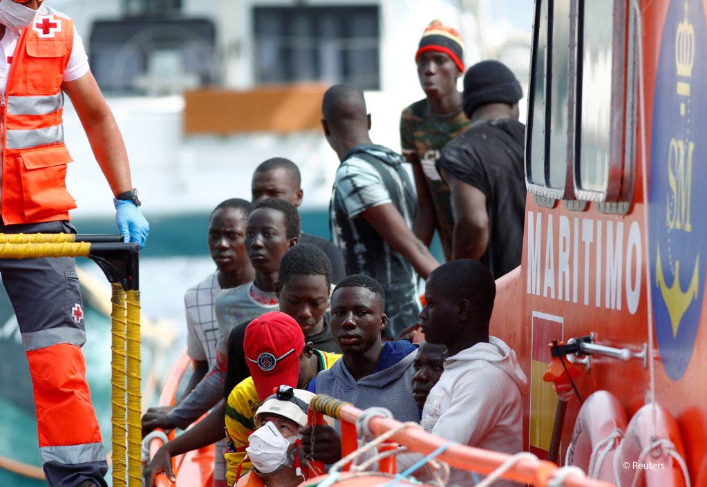Migrants wait to disembark from a Spanish coast guard vessel in the port of Arguineguin on the island of Gran Canaria, Spain, May 17, 2020 | Photo: REUTERS/Borja Suarez