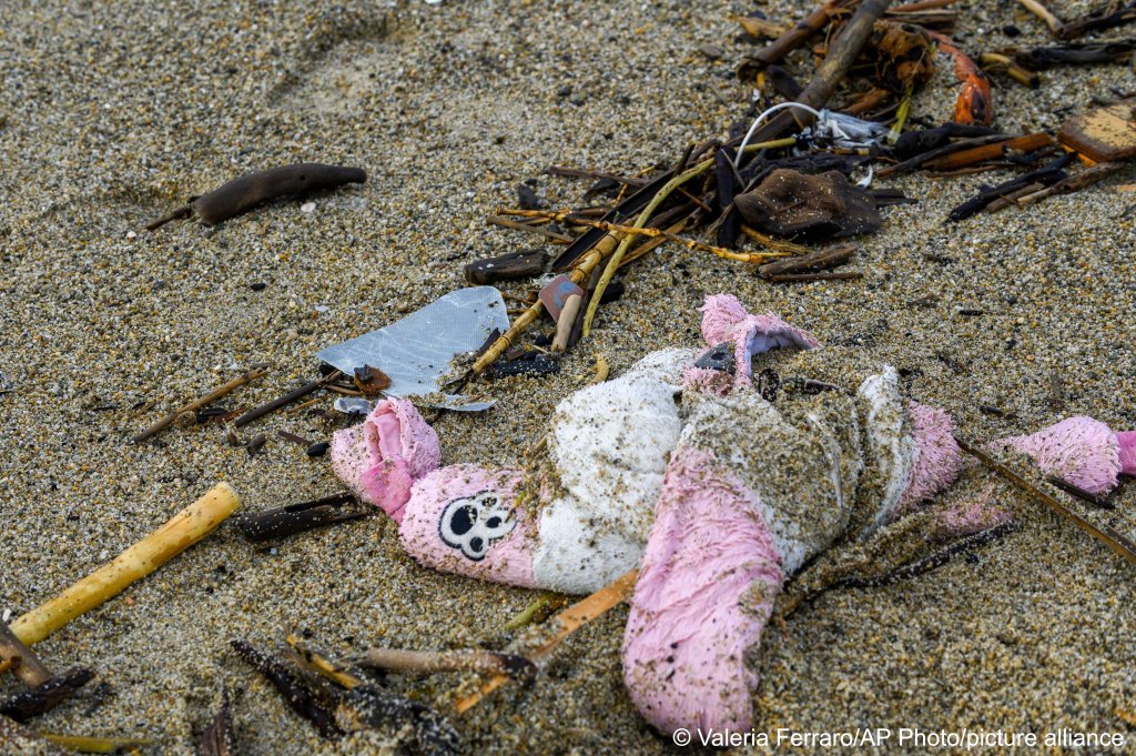 Personal belongings among the wreckage of a capsized boat washed ashore at a beach near Cutro, southern Italy, Monday, February 27, 2023 | Photo: picture alliance / AP Photo/Valeria Ferraro