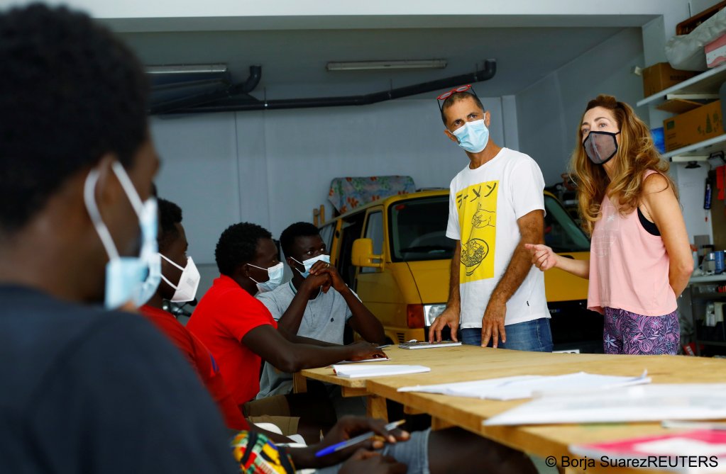 Isabel Florido and Tito Martin give Spanish lessons to a group of Senegalese migrants who arrived on the island by boat, in Las Palmas on the island of Gran Canaria, Spain July 21, 2021 |  Photo: REUTERS/Borja Suarez